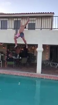 Il saute dans la piscine en se ratant complètement