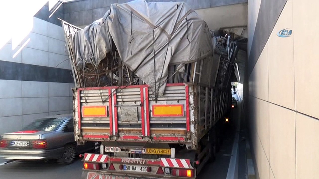 Hurda yüklü tır alt geçitte sıkıştı