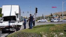 Malatya Kamyonet, Trafik Işıklarında Bekleyen 3 Araca Çarptı 1'i Asker, 2 Yaralı