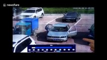 بالفيديو شاهد ماذا فعل صيني عندما احترقت السيارة التي كان يجلس بها!