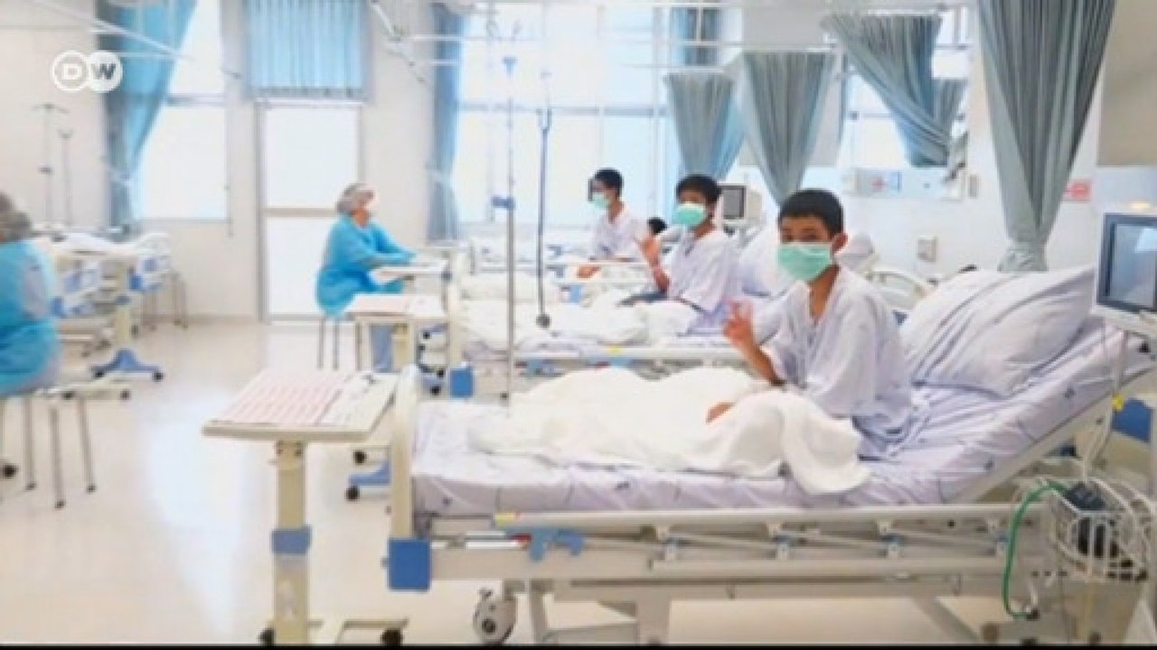 Divulgadas primeiras imagens de meninos tailandeses após resgate