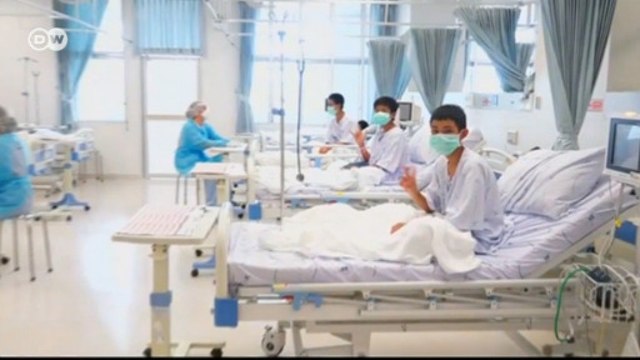 Divulgadas primeiras imagens de meninos tailandeses após resgate