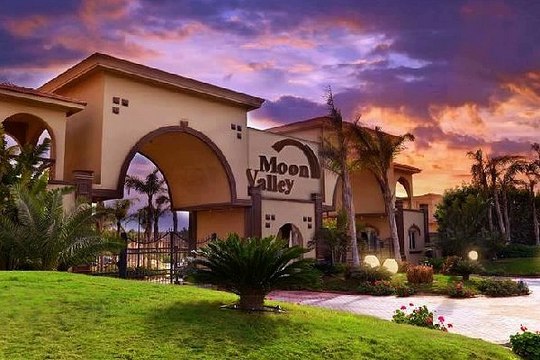 فيلا للبيع كمبوند موون فالى التجمع الخامس موقع متميز 350 متر استلام فورى