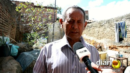 Idoso pede ajuda em Cajazeiras para construir quarto para sobrinha que tem problemas mentais
