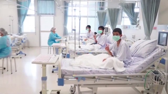 '동굴 소년들' 구조 후 첫 공개... 생존 의지의 승리 / YTN