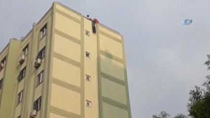 Metrelerce Yükseklikten Atladı, Akrabaları Havada Tuttu