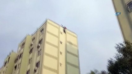 Metrelerce yükseklikten atladı, akrabaları havada tuttu