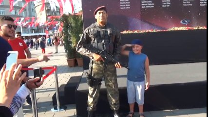 Taksim Meydanı’ndaki Ömer Halisdemir Heykeline Yoğun İlgi...