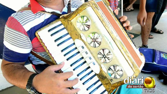 Em cadeira de rodas, sanfoneiro sousense conta sua história