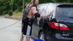 Il tracte sa voiture à mains nues pour la nettoyer !