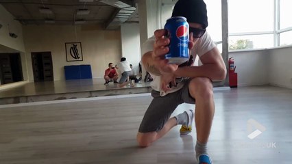Equilibre sur la tête sur une canette de pepsi !