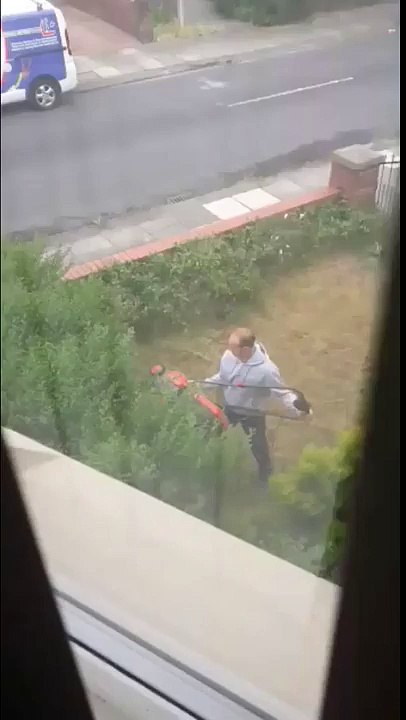 Tailler sa haie.. en portant la tondeuse lol !