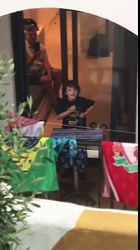 Ce gamin danse sur son balcon avec la musique du voisin !
