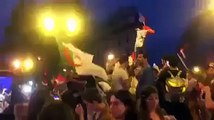 Des Algériens  agressés pour avoir brandi le drapeau de leur pays à Paris