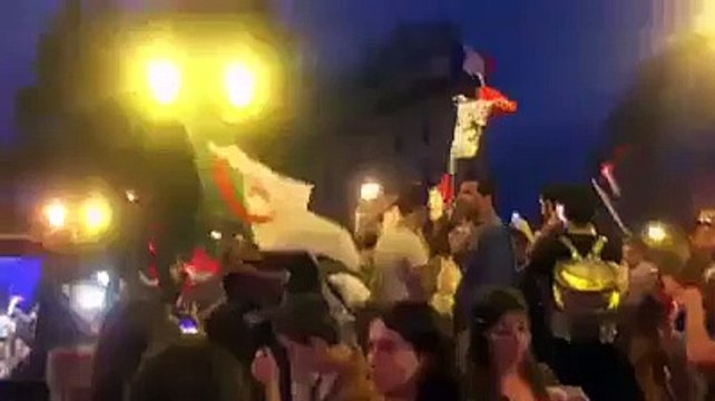 Des Algériens agressés pour avoir brandi le drapeau de leur pays à Paris