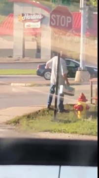 Il tente de traverser la route, ivre et avec son pack de bières