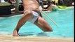 Un homme saoul fait de drôles de mouvements à la piscine