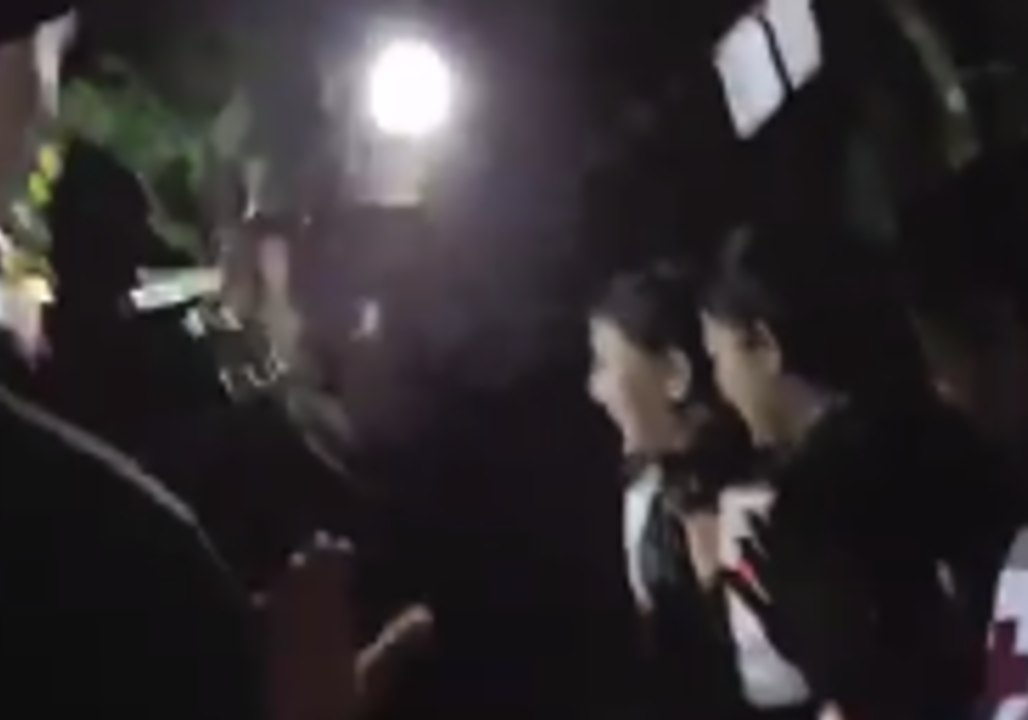 Crowd Gathers to Congratulate Foreign Divers and Thai Navy SEALs After Cave Rescue