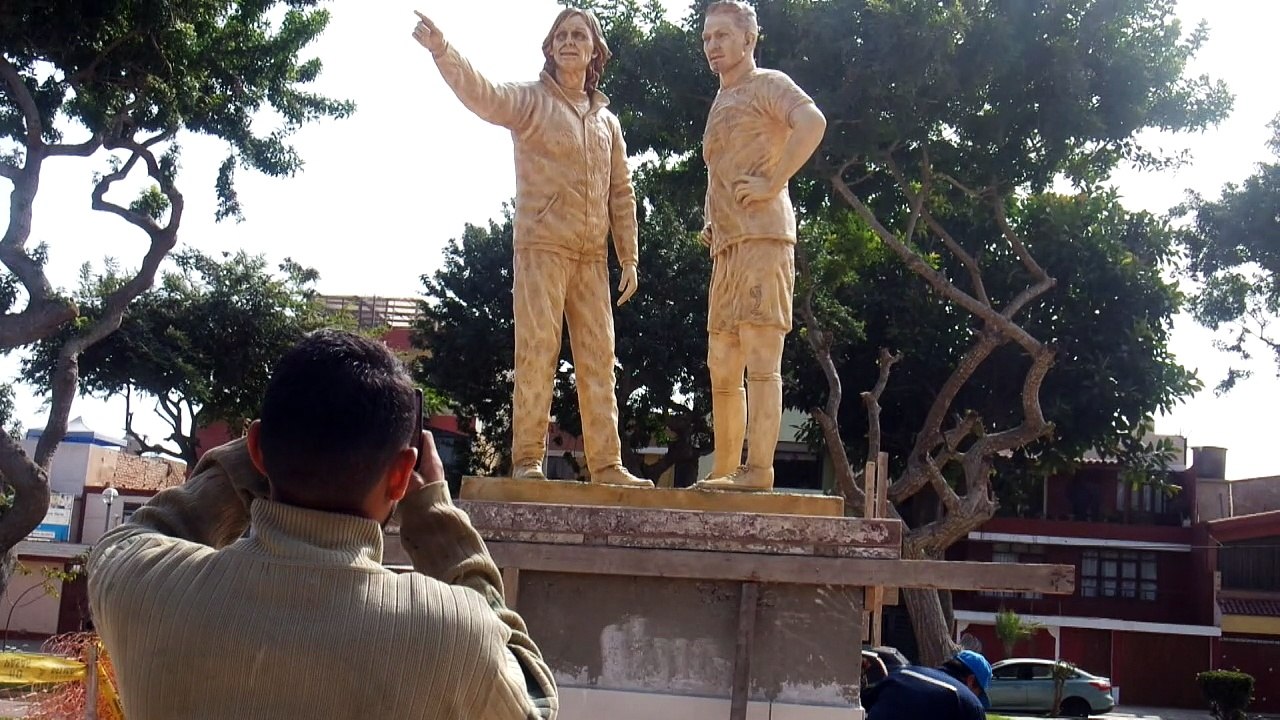 Perú erige estatuas de Guerrero y Gareca