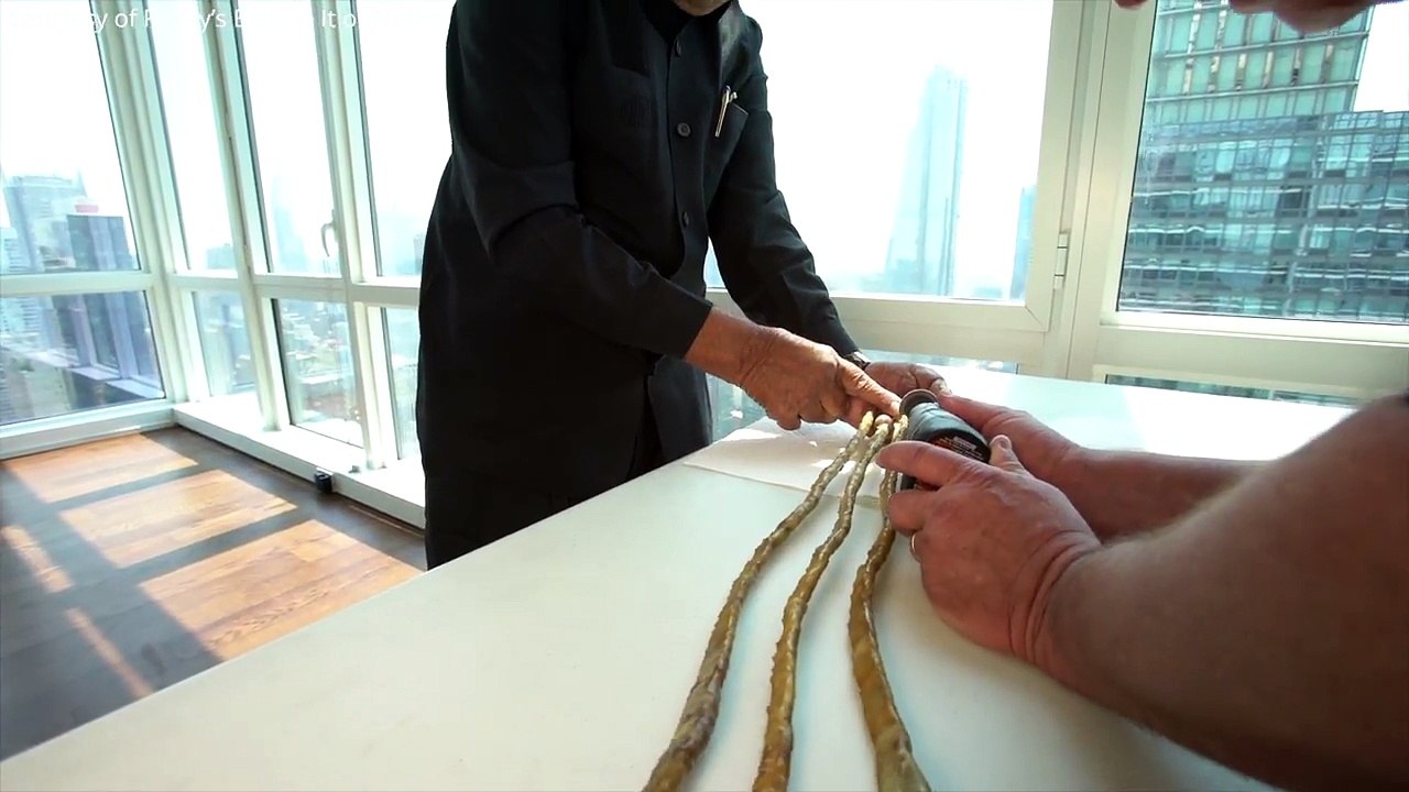 Il coupe ses ongles les plus longs du monde à 82 ans