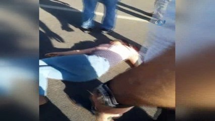 Yolun karşısına geçmeye çalışan 2 kişiye otomobil çarptı