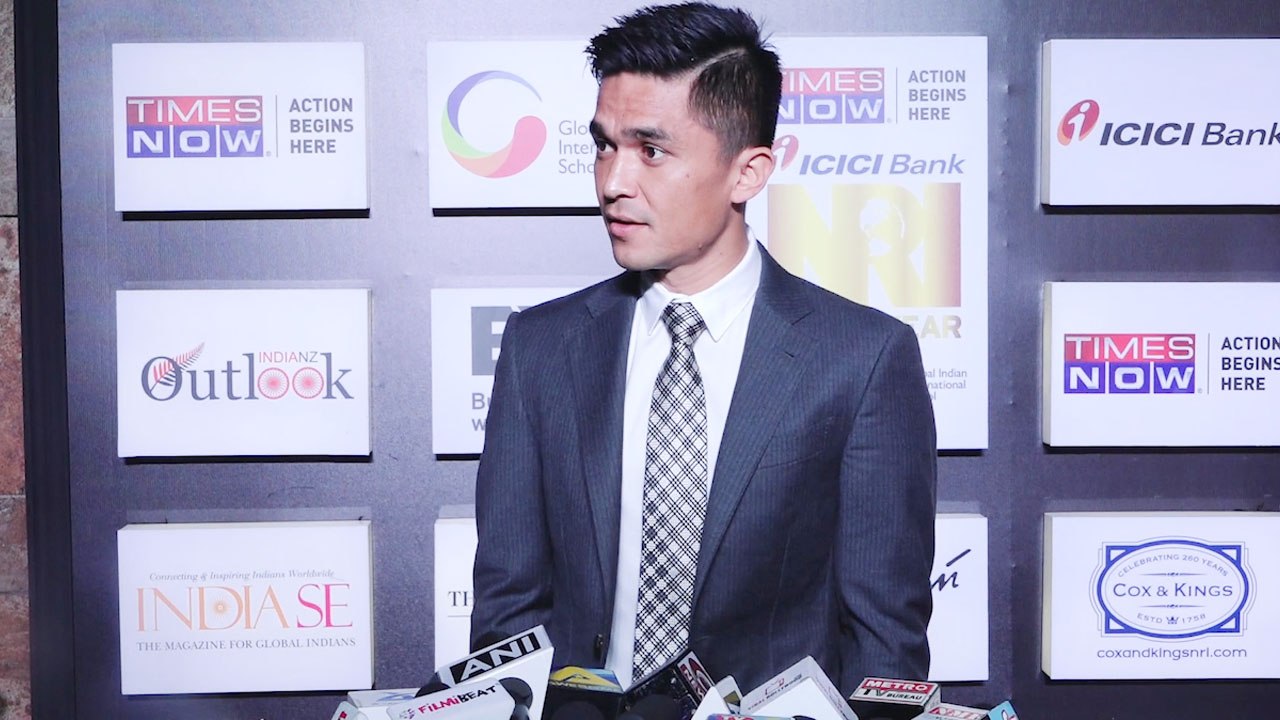 Indian Footballer Sunil Chhetri awarded Global Indian Icon award at NRI awards 2018 | वनइंडिया हिंदी