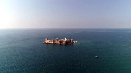 Denizin Ortasındaki 2 Bin 400 Yıllık Kale Büyülüyor