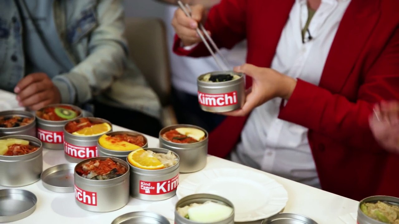 Americans Try Customizable Kimchi