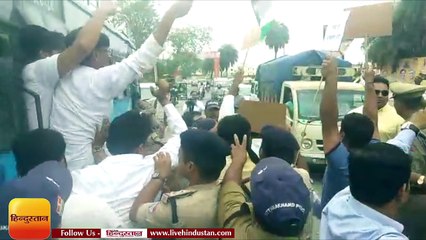 कांग्रेसियों ने भाजपा कार्यसमिति के दौरान दिखाए काले झंडे