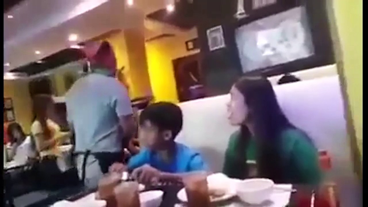 Bố đi xa xứ lâu năm giả làm bồi bàn mang bất ngờ đến cho các con, giây phút đoàn tụ thật xúc động