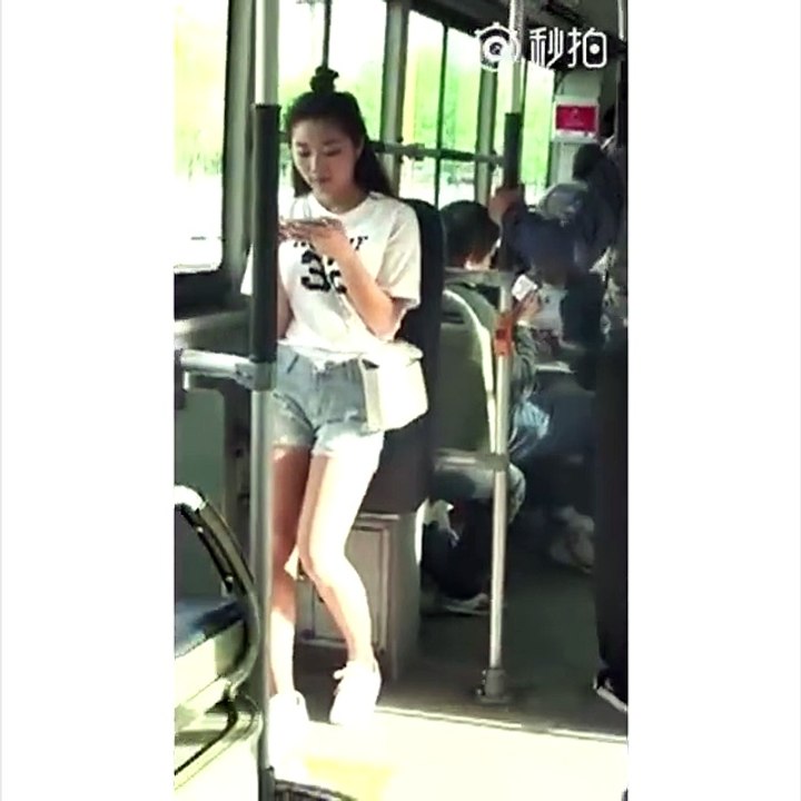 Kore otobüsünde kıza laf atan adam aşağı atıldı