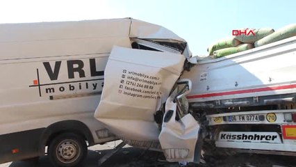 Burdur Tır'a Çarpan Kamyonet Sürücüsü Yaralandı