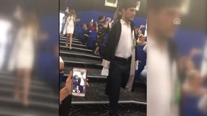 Dünya Şampiyonu Engelli Yüzücü Üniversiteyi Üstün Başarıyla Bitirdi