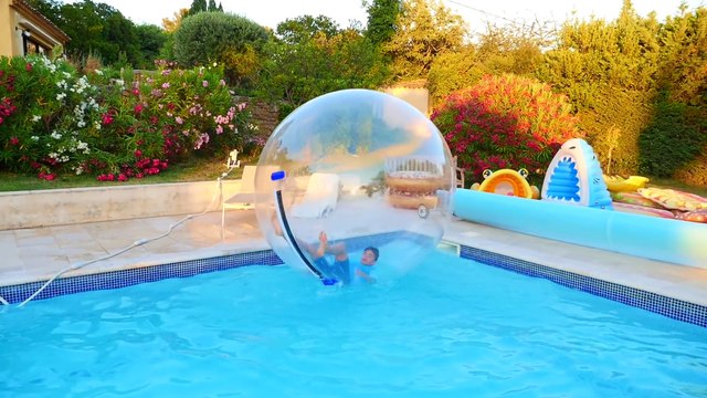 DÉFI PISCINE - ON MARCHE SUR L’EAU DANS DES BULLES GÉANTES AVEC DES GONFLABLES !