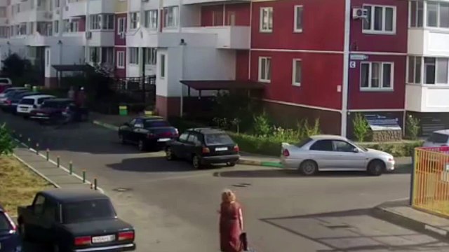 Cuando explota un coche a tu lado y no dejas de hablar por teléfono