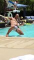 Un homme ivre fait des mouvements très louches à la piscine