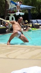 Un homme ivre fait des mouvements très louches à la piscine