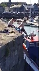 Il essaie de sauter sur un bateau...