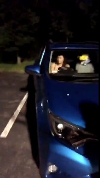 Une fille essaye de recharger la batterie de la voiture de son copain...