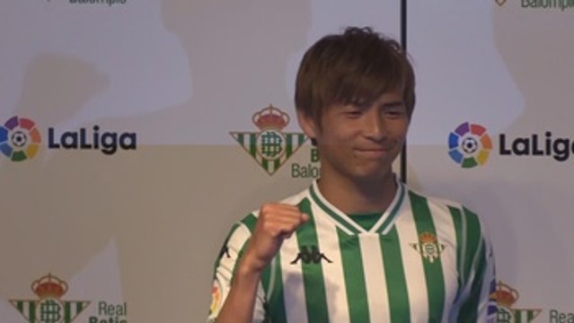 El japonés Takashi Inui, presentado en Tokio como nuevo jugador del Betis