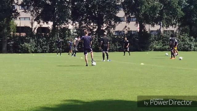 Sporting Charleroi: Les Zèbres à Mierlo - exercices de passes jonglées