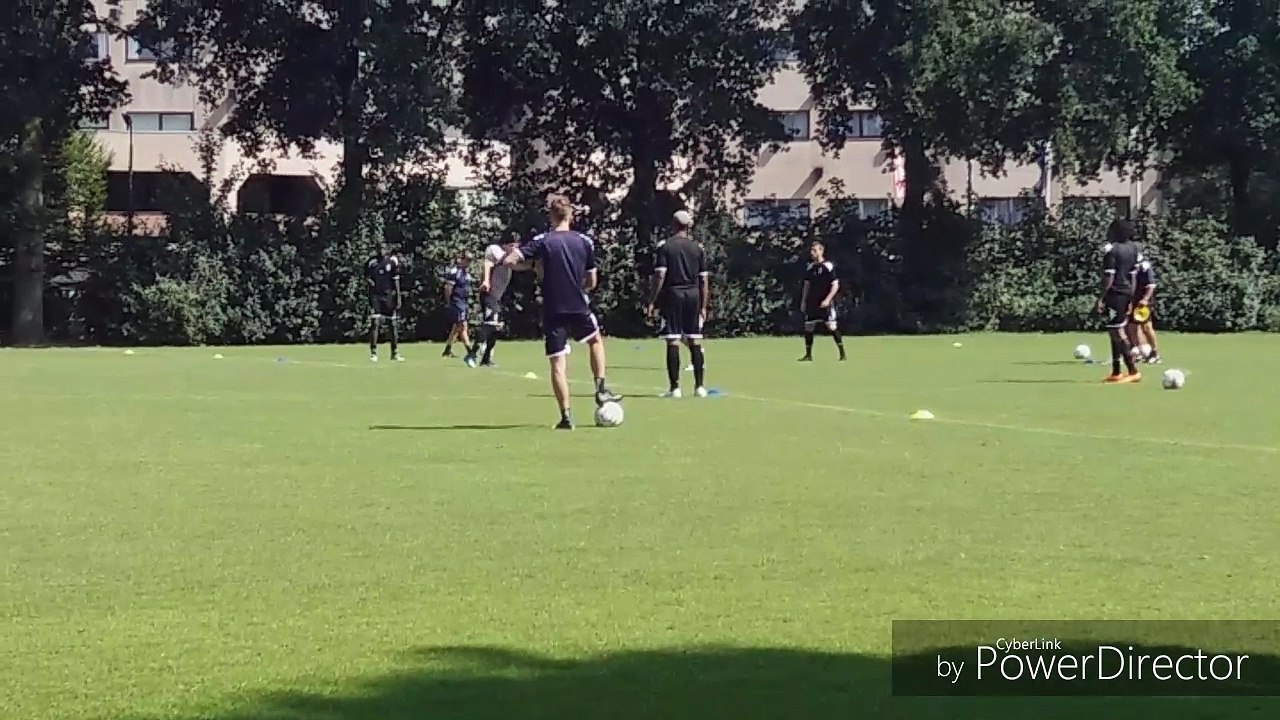 Sporting Charleroi: Les Zèbres à Mierlo - exercices de passes jonglées