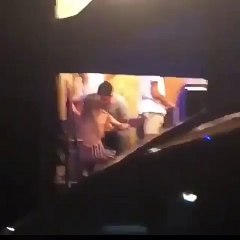 Aitana y Cepeda besándose antes del concierto momento Aiteda