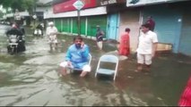 Bhopal में बारिश से डूबा शहर तो बीच सड़क Chair डाल कर बैठ गए Mayor | वनइंडिया हिन्दी