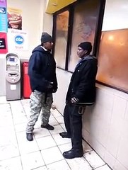 2 gars bourrés essaient de se cogner dessus... Pas simple !!