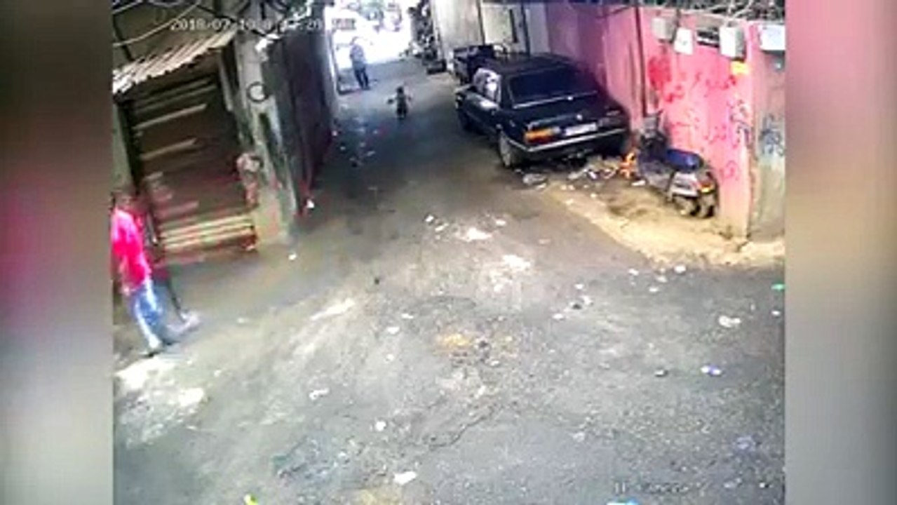 أظهر مقطع فيديو تداوله مستخدمو مواقع التواصل الاجتماعي في لبنان، نجاة طفل صغير من الموت بأعجوبة، وذلك بعد مرور شاحنة فوقه.
