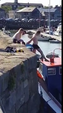 Il saute sur un bateau et s'effondre lamentablement !