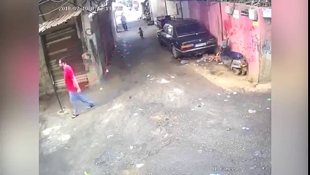 بعد مرور شاحنة فوقه.. طفل ينجو بأعجوبة من الموت