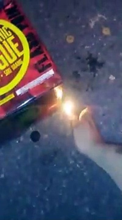 Ces tarés balancent des centaines de feux d'artifice en pleine rue... Fumée impressionnante