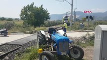 Manisa Hemzemin Geçitte Trenin Çarptığı Traktördeki 2 Kişi Yaralandı Hd